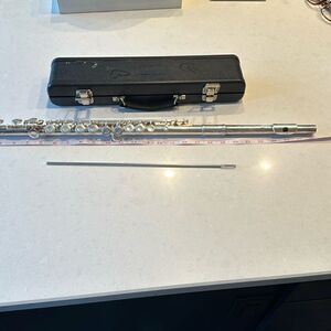 Gemeinhardt 25s Flute, f15465 1987 -1990 time frame. Great condition case good